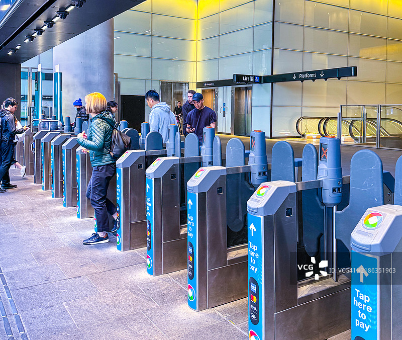 悉尼地铁站进出的人们图片素材