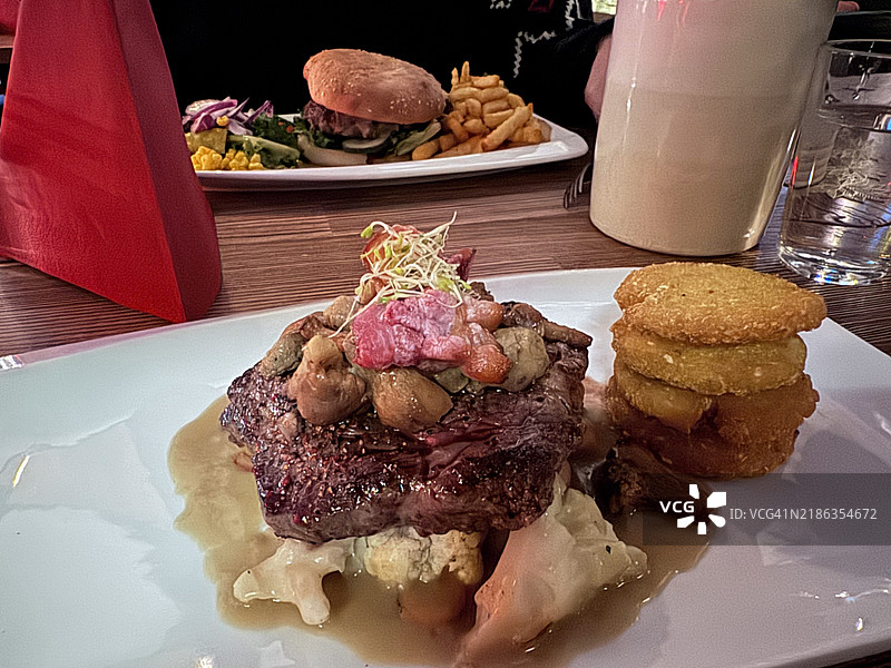 今天的菜单上有肋眼牛排和汉堡。图片素材