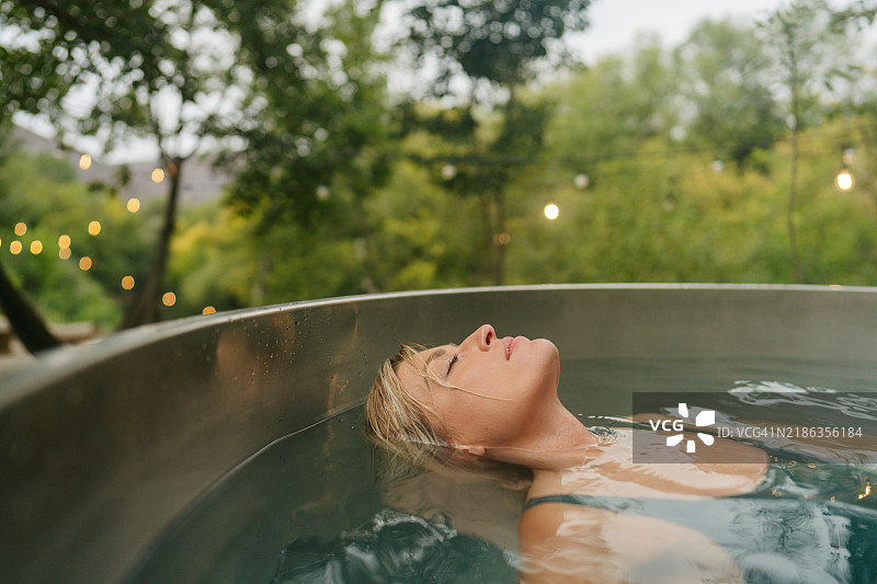 沉浸在宁静中图片素材