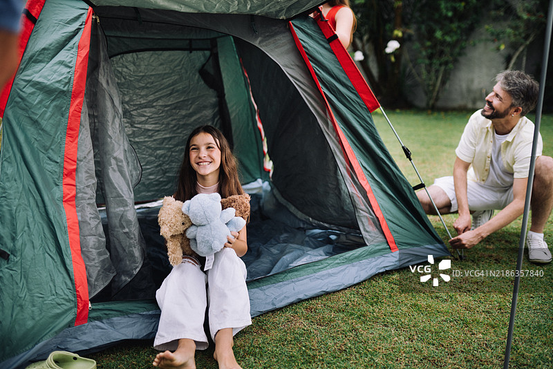 家庭在后院搭建帐篷图片素材