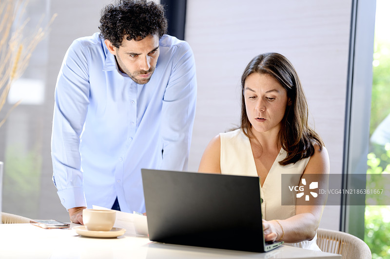 与在线财务顾问合作可以帮助您的家庭明确目标、评估财务状况，并成功实现目标。图片素材