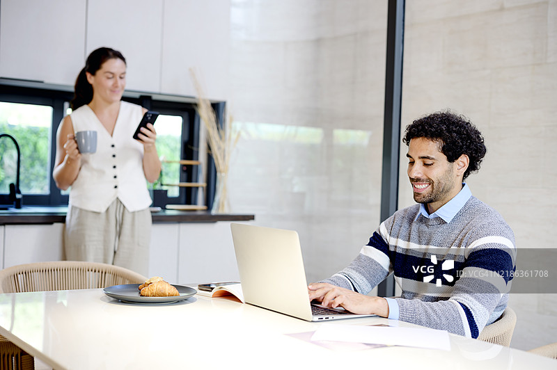 通过制定全面的财务计划来保障您家庭的未来。图片素材