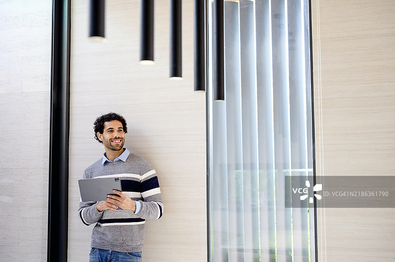 家庭自动化或智能家居技术，通过手机、平板电脑或计算机集中控制和监控家庭功能，使生活更加便利。图片素材