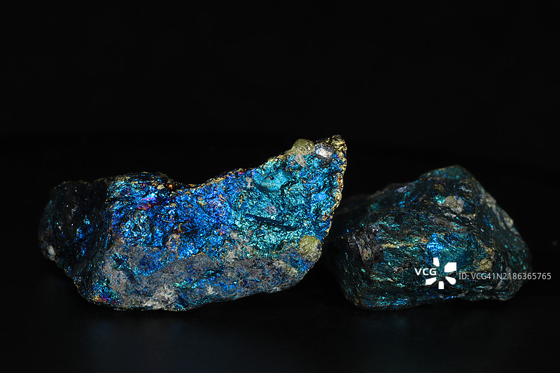 黑色背景上的黄铜矿图片素材