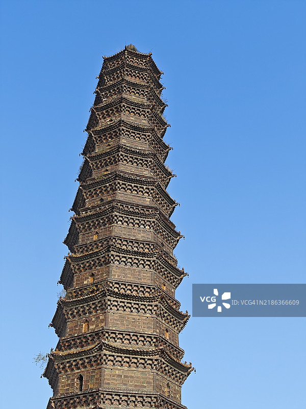 开封市铁塔公园的美丽风景，展现了标志性的铁塔。图片素材