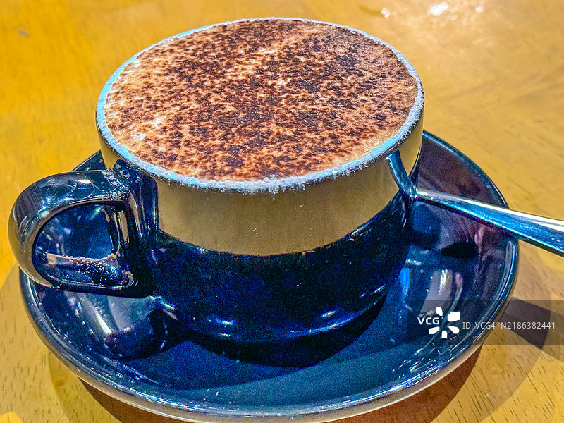 早餐时享用的卡布奇诺图片素材