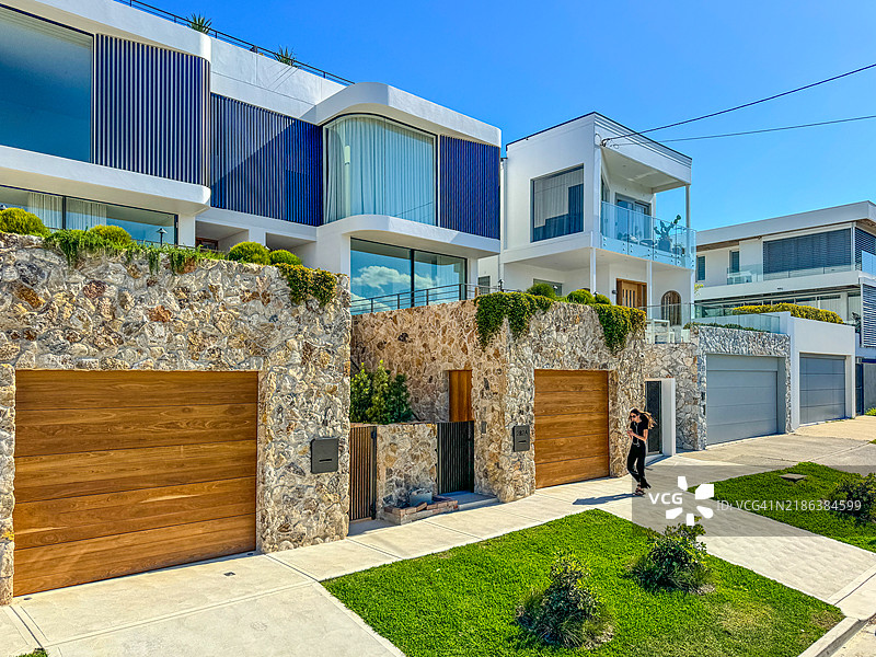 悉尼郊区现代住宅附近的女性行走图片素材