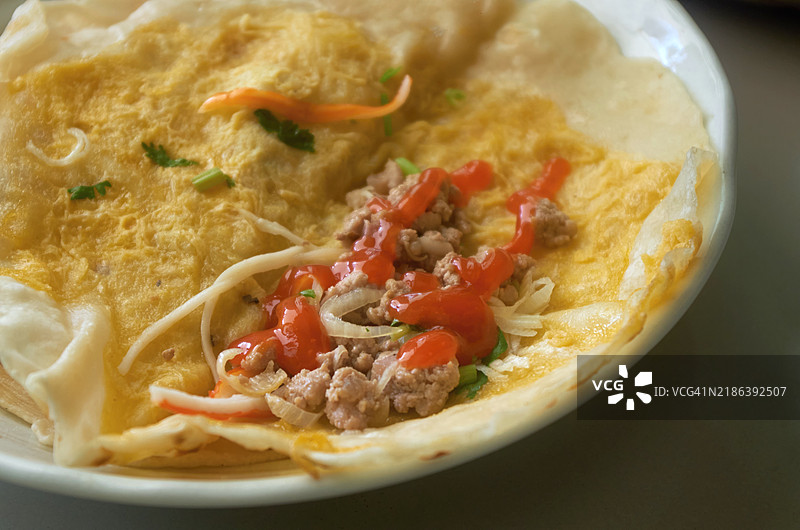 蛋包扁面饼配剁碎猪肉和辣椒酱图片素材