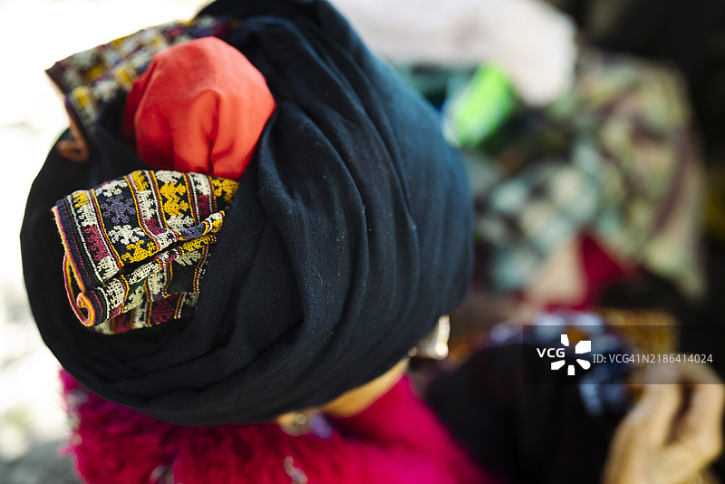 老年山地部落的手部特写，缝制传统的山地部落图案和布料图片素材