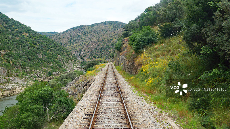 葡萄牙杜罗河谷的铁路轨道。左侧部分可见杜罗河。阳光。自然色彩。没有人。图片素材