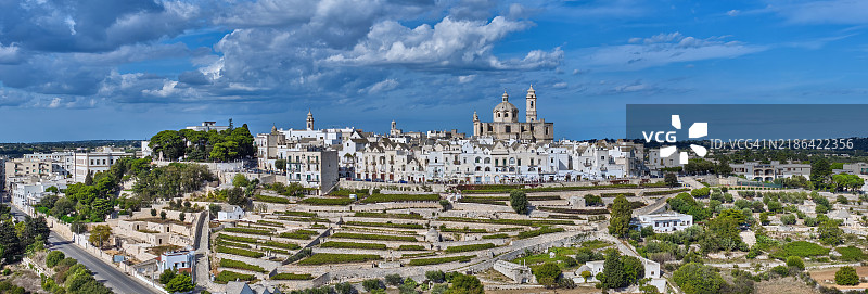 意大利阿普利亚地区伊特里亚谷的洛科罗通多村庄图片素材