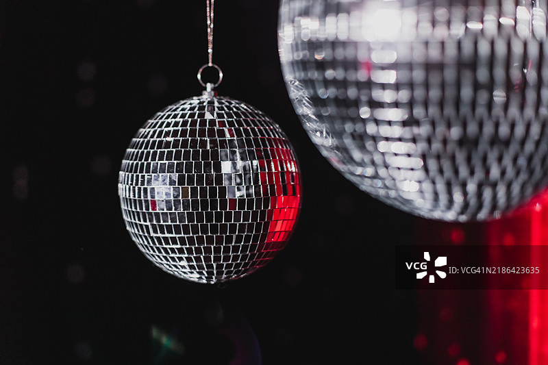 红色天鹅绒背景上的迪斯科球。图片素材