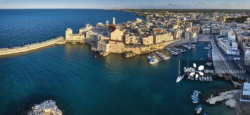 意大利阿普利亚大区的亚得里亚海乔维纳佐港图片素材