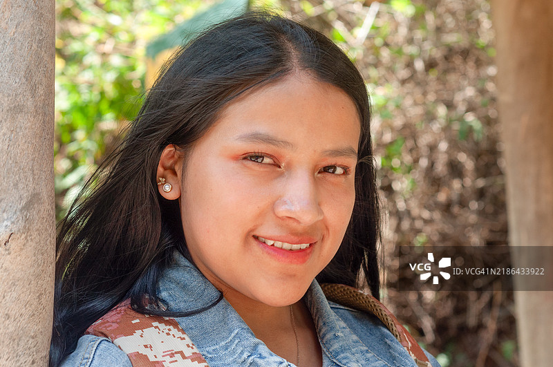 年轻的奥塔瓦洛印第安女孩在逆风中凝视镜头的肖像图片素材