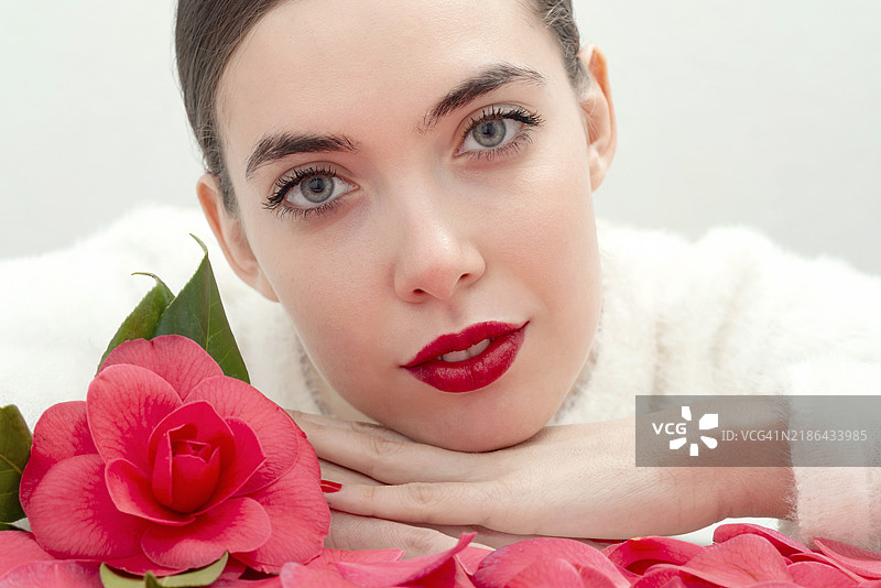 女人的美丽肖像与山茶花图片素材