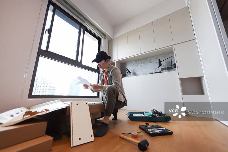 男人在新家组装家具图片素材