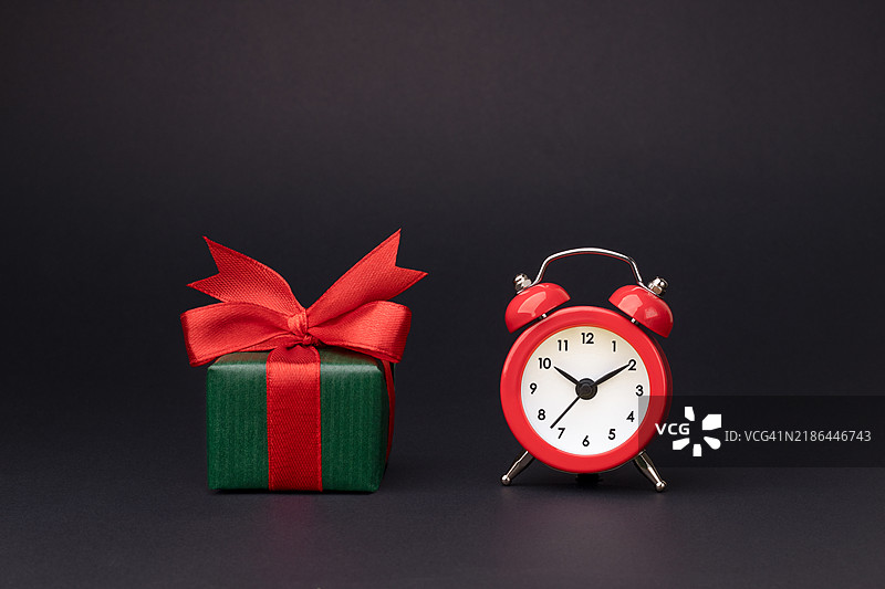 复古闹钟电子礼物，黑色背景带留白图片素材
