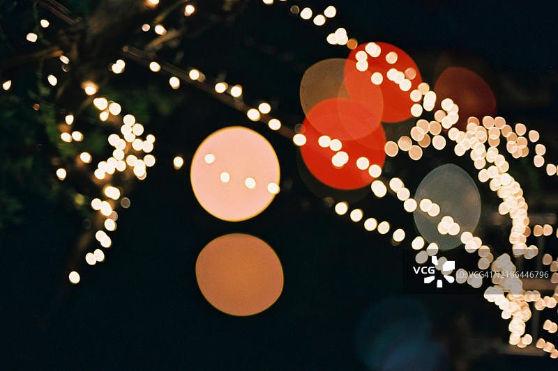 夜晚模糊的汽车彩色灯光图片素材