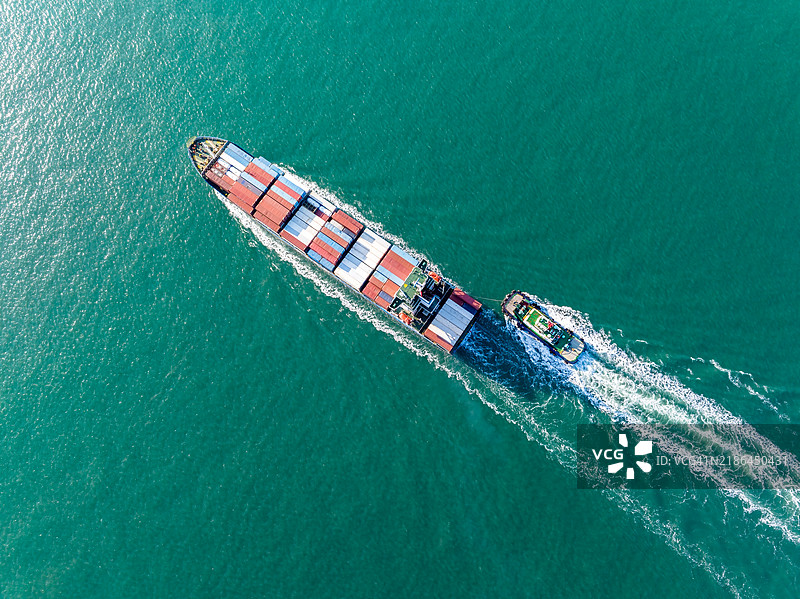 无人机航拍全货船在海上航行的景象图片素材