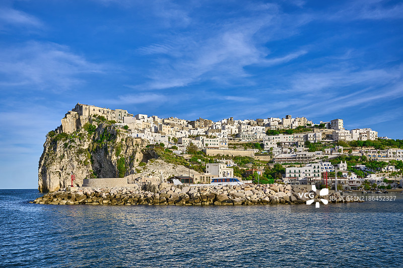 意大利阿普利亚大区加尔加诺半岛上的佩斯基奇村庄图片素材