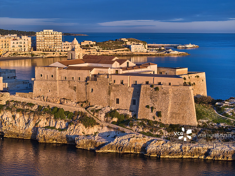 意大利阿普利亚大冈诺半岛的维耶斯特村日出景象图片素材