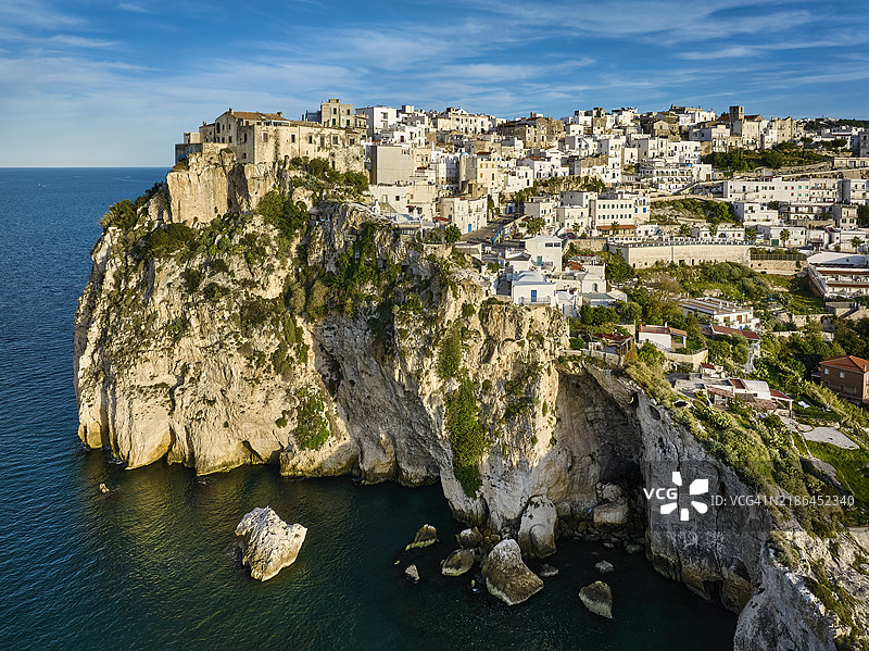 意大利阿普利亚大区加尔加诺半岛上的佩斯基奇村庄图片素材