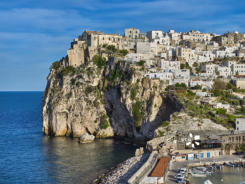 意大利阿普利亚大区加尔加诺半岛上的佩斯基奇村庄图片素材