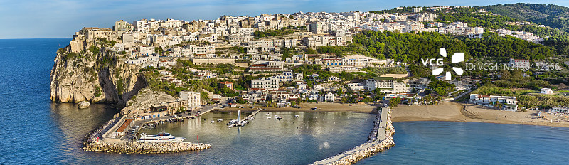 意大利阿普利亚大区加尔加诺半岛上的佩斯基奇村庄图片素材