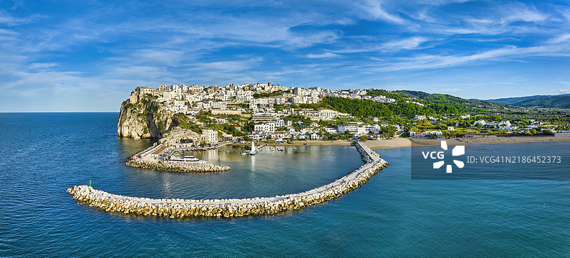 意大利阿普利亚大区加尔加诺半岛上的佩斯基奇村庄图片素材