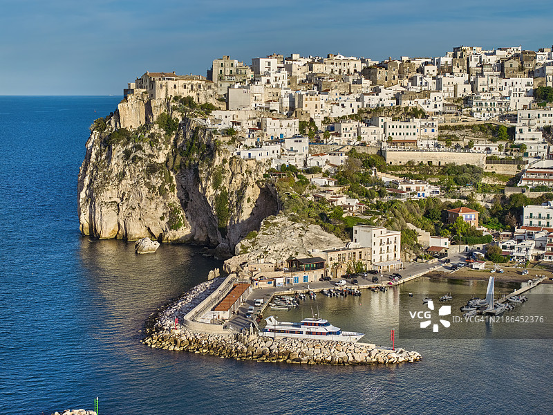 意大利阿普利亚大区加尔加诺半岛上的佩斯基奇村庄图片素材