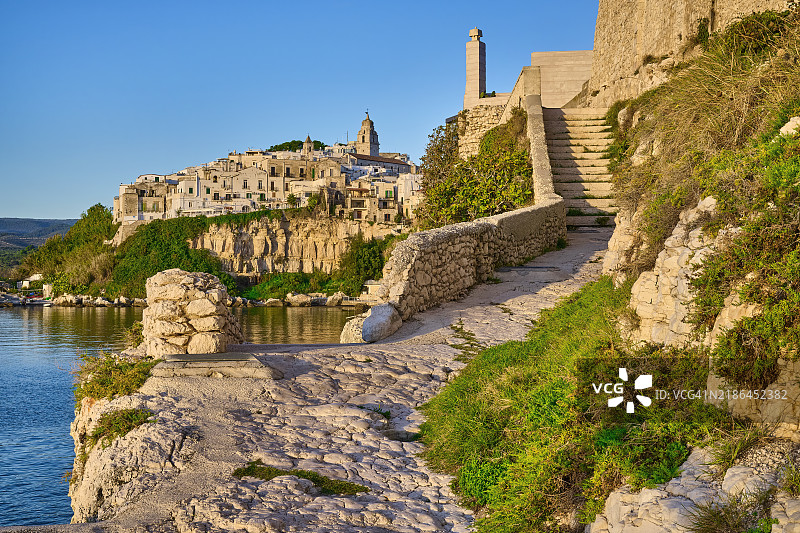 意大利阿普利亚大冈诺半岛的维耶斯特村日出景象图片素材