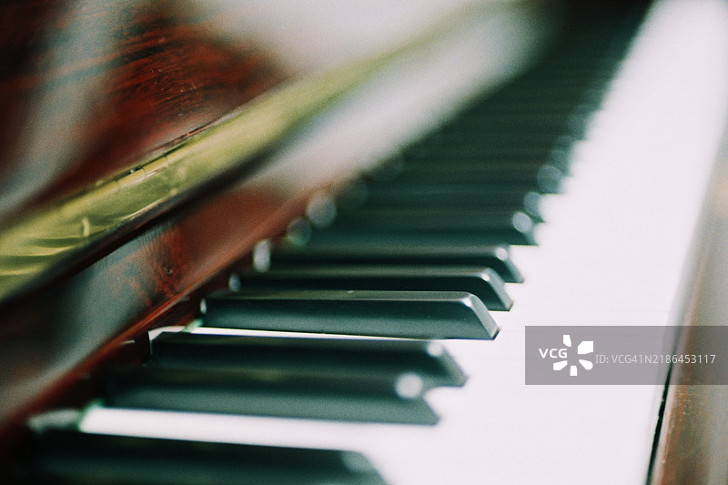 聚焦于钢琴键盘图片素材