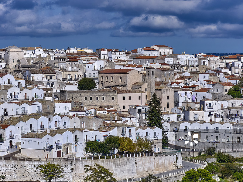 意大利阿普利亚大区加尔加诺半岛上的圣安杰洛山村图片素材