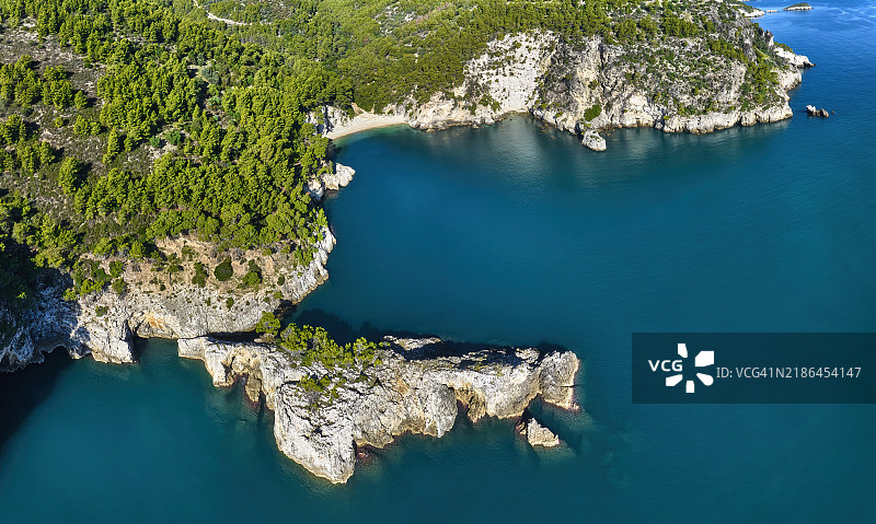 意大利阿普利亚大区加尔加诺国家公园海岸的波尔图·格雷科海滩图片素材