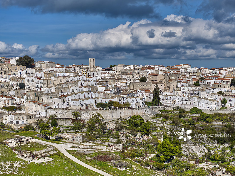 意大利阿普利亚大区加尔加诺半岛上的圣安杰洛山村图片素材