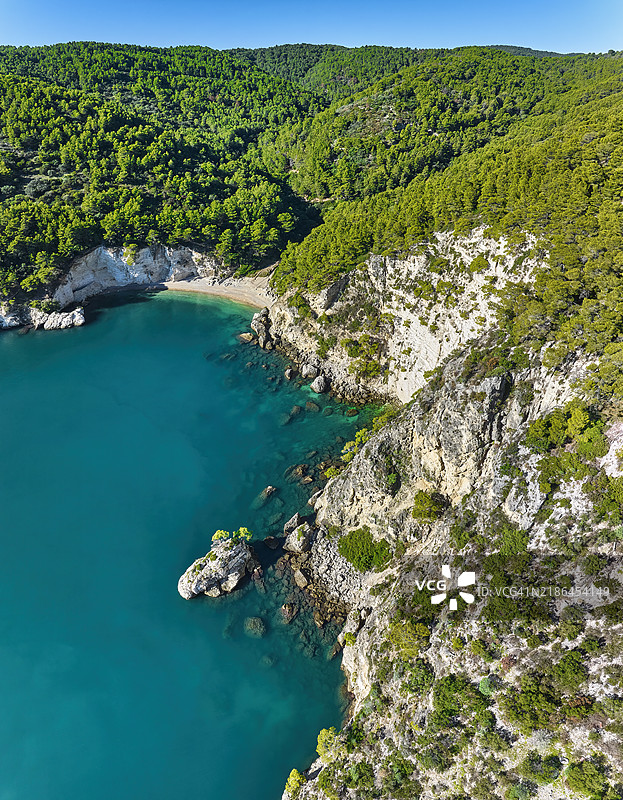 意大利阿普利亚大区加尔加诺国家公园海岸的波尔图·格雷科海滩图片素材