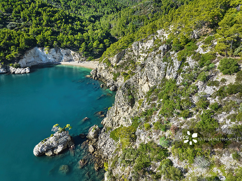 意大利阿普利亚大区加尔加诺国家公园海岸的波尔图·格雷科海滩图片素材