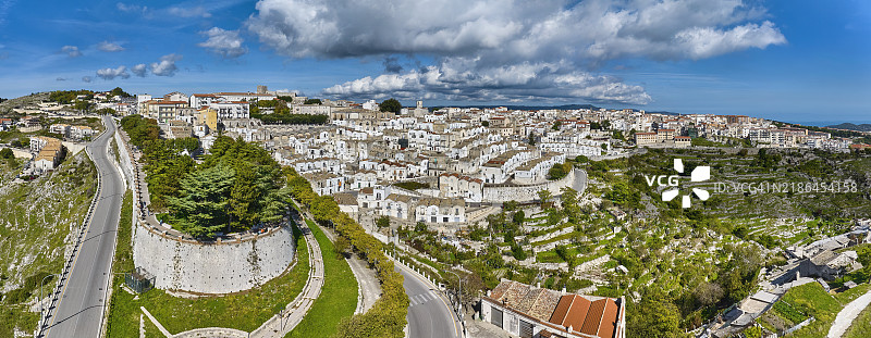 意大利阿普利亚大区加尔加诺半岛上的圣安杰洛山村图片素材