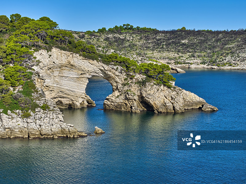 意大利阿普利亚大区加尔干诺国家公园的圣费利切拱门悬崖图片素材