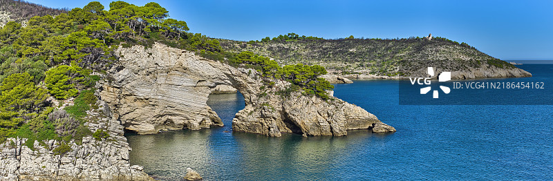意大利阿普利亚大区加尔干诺国家公园的圣费利切拱门悬崖图片素材