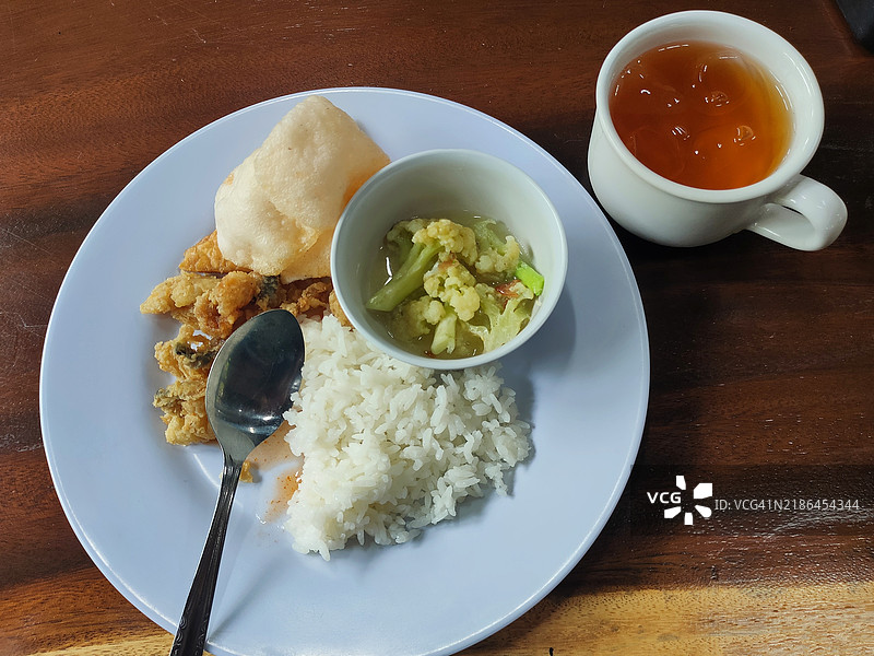 白色盘子上的早餐菜肴图片素材