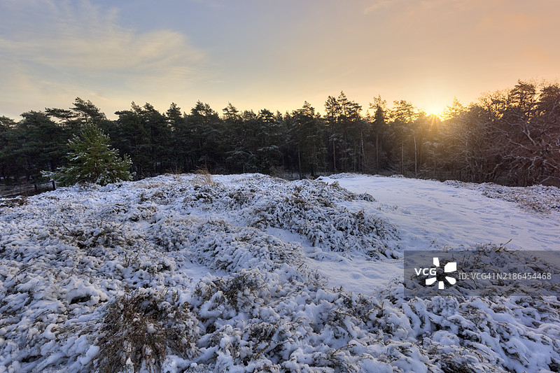 在费卢韦的雪覆盖的波斯班克日出图片素材