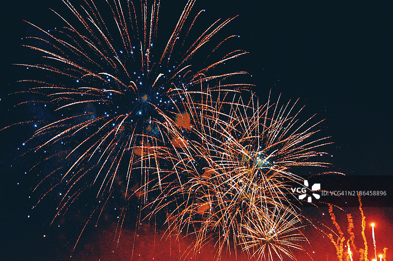 新年前夜的烟花照亮夜空图片素材