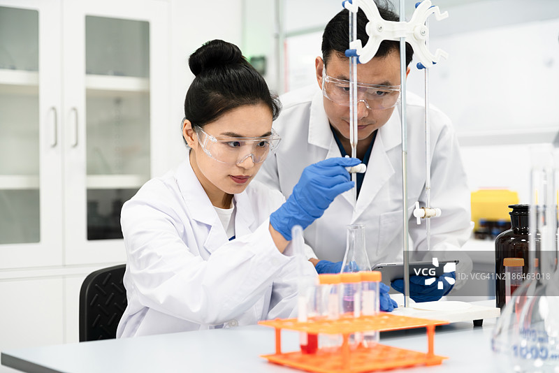 科学家们在现代实验室中工作。图片素材