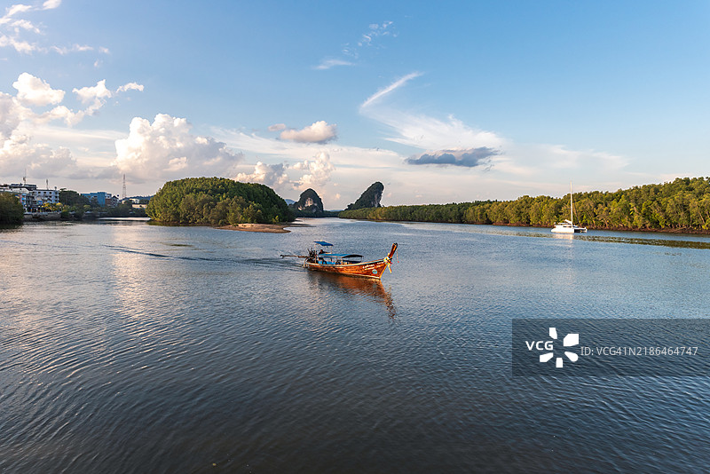 在考帕岸岛上的河船景观图片素材