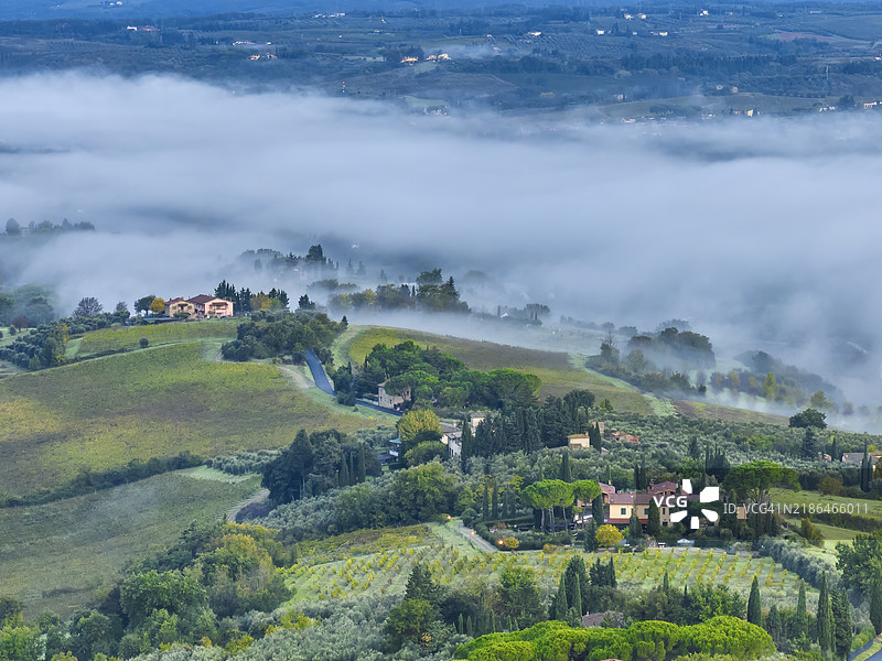 意大利托斯卡纳乡村的秋季雾气图片素材