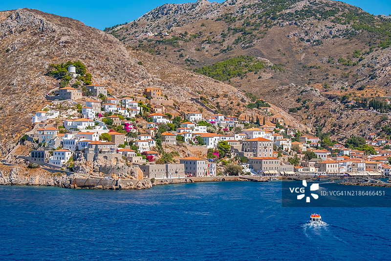 希腊萨罗尼克群岛的海龙岛 - 游轮驶近海龙岛湾的海景图片素材