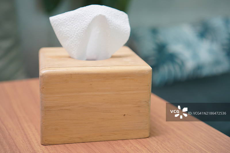 木盒中的纸巾图片素材