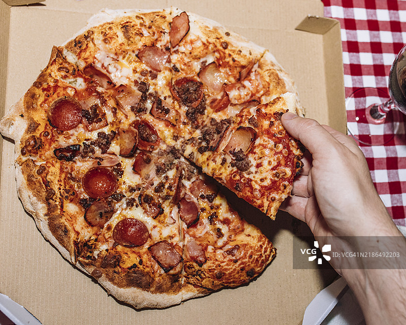 特写手握比萨饼图片素材