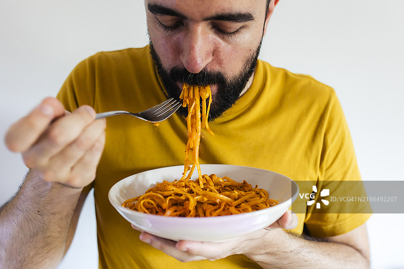 男人在吃意大利面图片素材